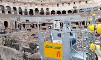 Roma - Altaedilizia nel Colosseo con un Montacarichi speciale.